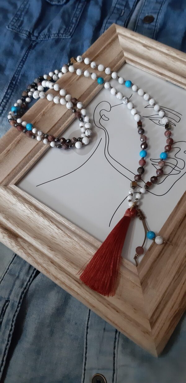 "Równowaga Duszy" – Długi naszyjnik z rodonitem, hematytem, howlitem i turkusem z chwostem