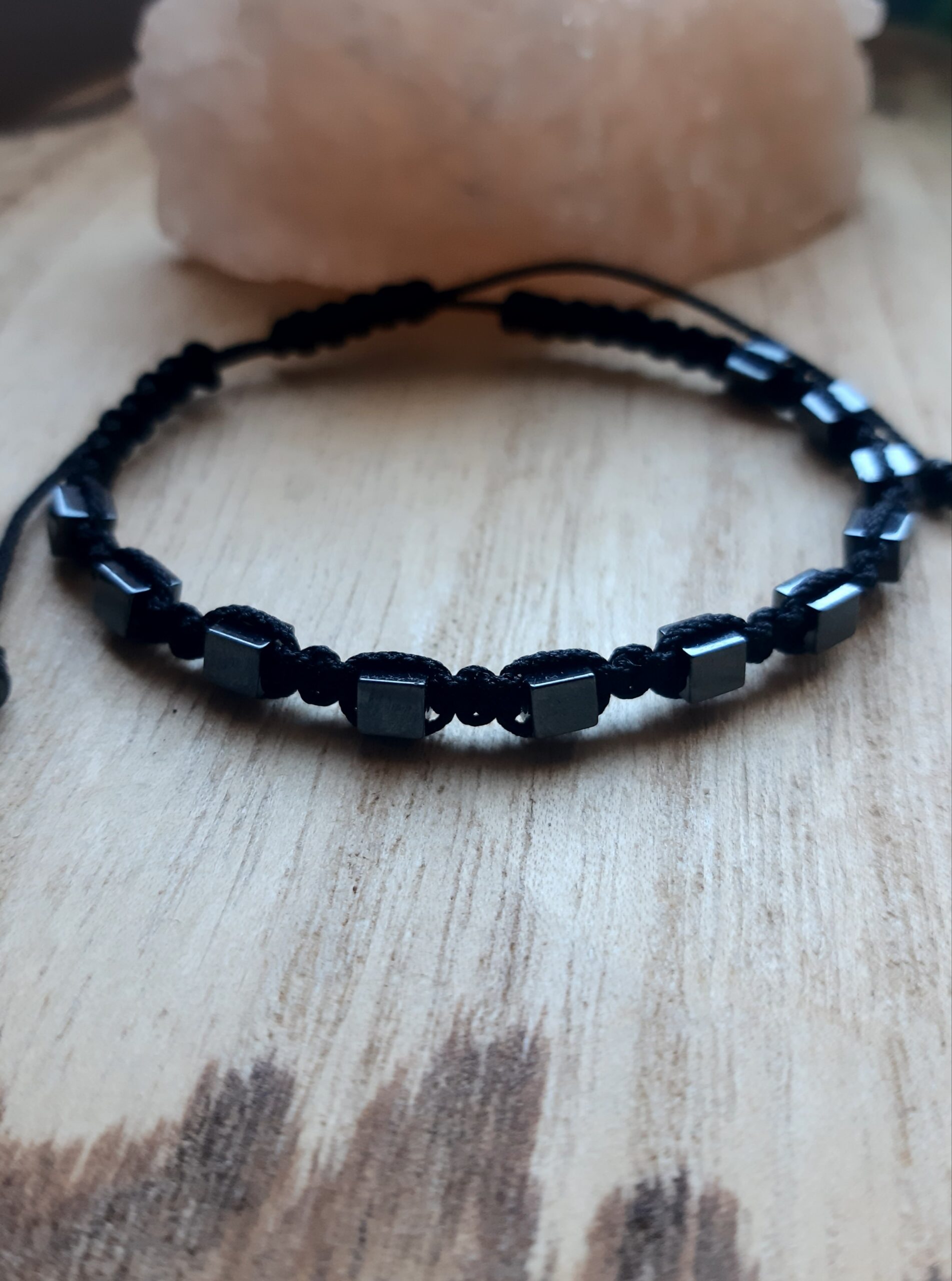 Bransoletka z Hematytem w Kształcie Kostki na Czarnym Sznurku - obrazek 1